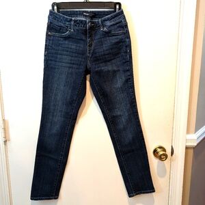 Women's Simply Vera Vera Wang size 4P.  Straight leg jeans.